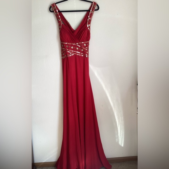 Elegant Red Evening Gown - Picture 1 of 6